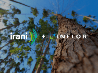 Imagem possui o logo da Irani e da INFLOR, parceiras na implementação da Floresta 4.0 na empresa referência em sustentabilidade.